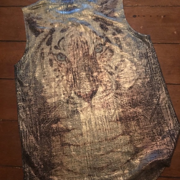 Metallic gold lion tank 🔥🦁 - Picture 3 of 3